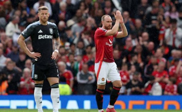 Christian Eriksen melambaikan tangan perpisahan di Old Trafford.(c) Dok Official ManUtd