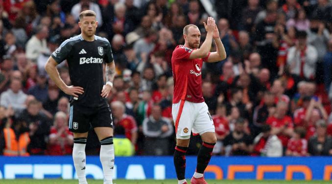 Christian Eriksen melambaikan tangan perpisahan di Old Trafford.(c) Dok Official ManUtd