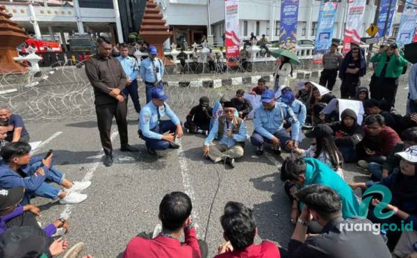 Demo BEM Jatim tolak komersialisasi pendidikan