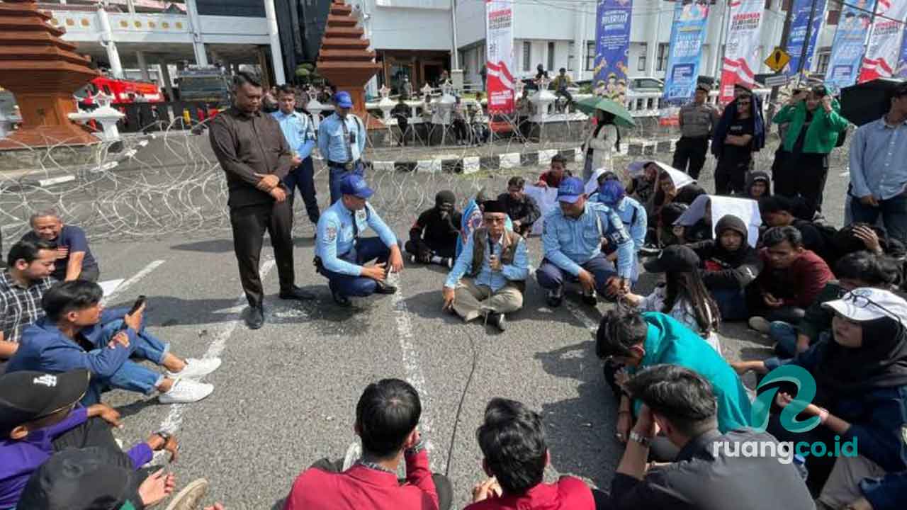 Demo BEM Jatim tolak komersialisasi pendidikan