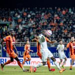 Flavio Silva dikawal pemain Borneo FC. (c) Official PERSEBAYA