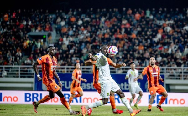 Flavio Silva dikawal pemain Borneo FC. (c) Official PERSEBAYA