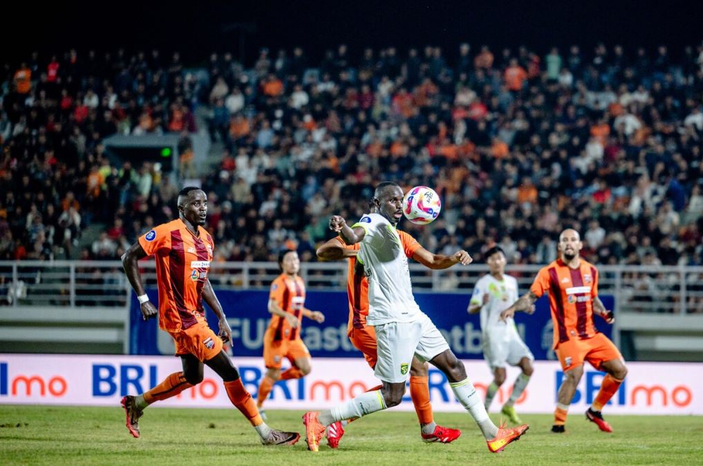 Flavio Silva dikawal pemain Borneo FC. (c) Official PERSEBAYA