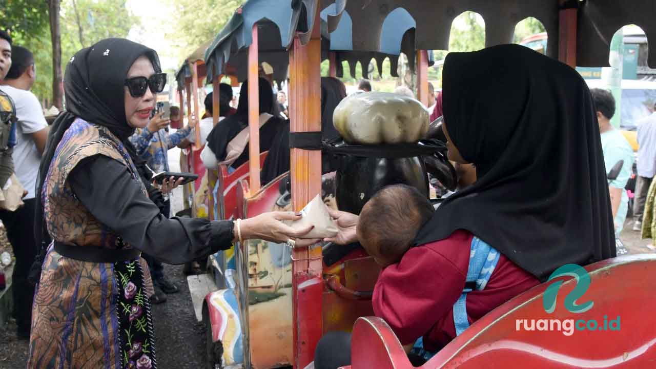 Wakil Bupati Sidoarjo bagi gaji