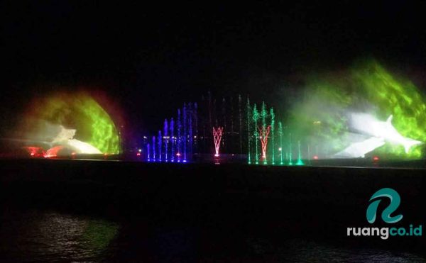 Atraksi Laser Air Mancur Kenjeran