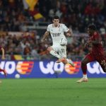 Pemain AC Milan dikepung oleh Pemain AS Roma.(c) Official AC Milan
