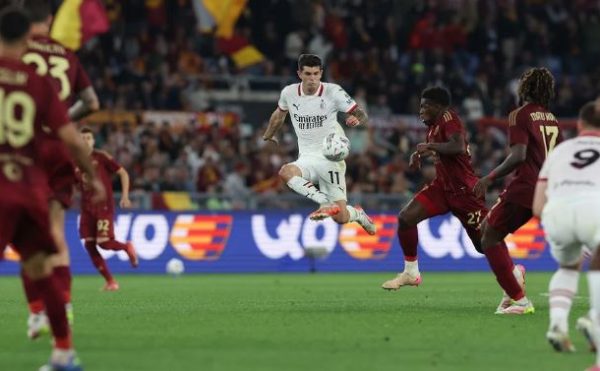 Pemain AC Milan dikepung oleh Pemain AS Roma.(c) Official AC Milan