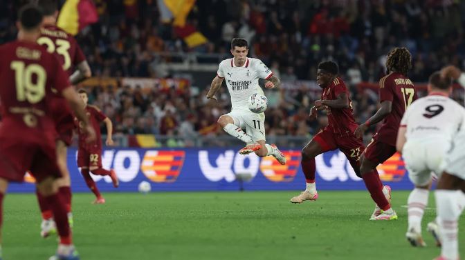 Pemain AC Milan dikepung oleh Pemain AS Roma.(c) Official AC Milan