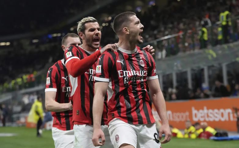 Pemain AC milan bersiap menghadapi Bologna di Final Coppa Italia.(c) AP Photo/Luca Bruno