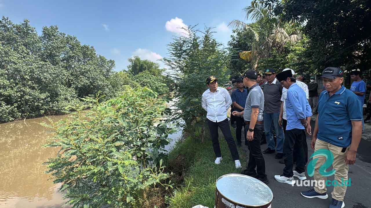 Bupati Sidoarjo Tangani Longsor