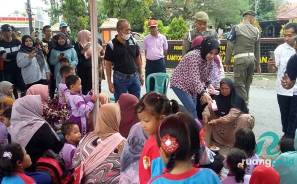 Wabup Sidoarjo Bagikan Makanan Gratis