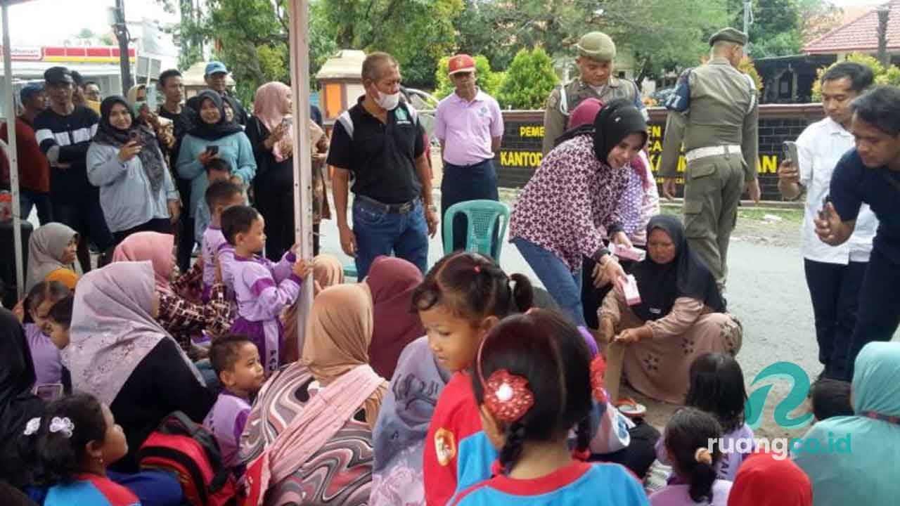Wabup Sidoarjo Bagikan Makanan Gratis