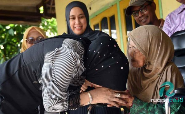 Wabup Sidoarjo Kunjungi Nenek Lumpuh