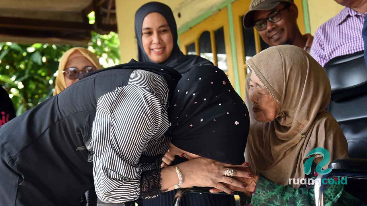 Wabup Sidoarjo Kunjungi Nenek Lumpuh