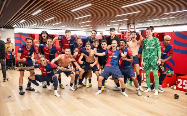 Barcelona merayakan gelar juara La Liga 2025 bersama Hansi Flick. (c) FC Barcelona Official
