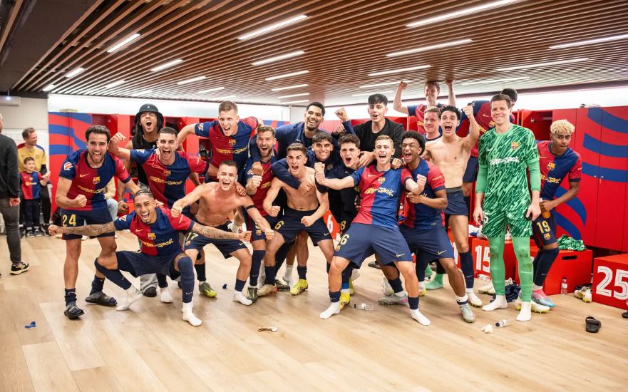 Barcelona merayakan gelar juara La Liga 2025 bersama Hansi Flick. (c) FC Barcelona Official