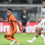 Pemain Borneo FC melindungi bola dari kejaran pemain PERSIJA. (Dok. IG BorneoFC)