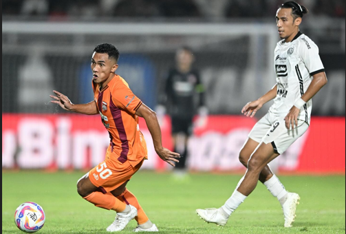 Pemain Borneo FC melindungi bola dari kejaran pemain PERSIJA. (Dok. IG BorneoFC)