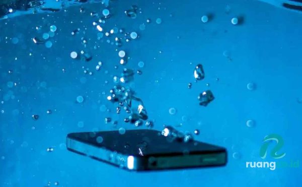 Cara Mengatasi HP Kemasukan Air