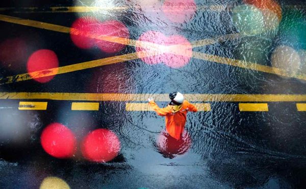 Berteduh di bawah flyover