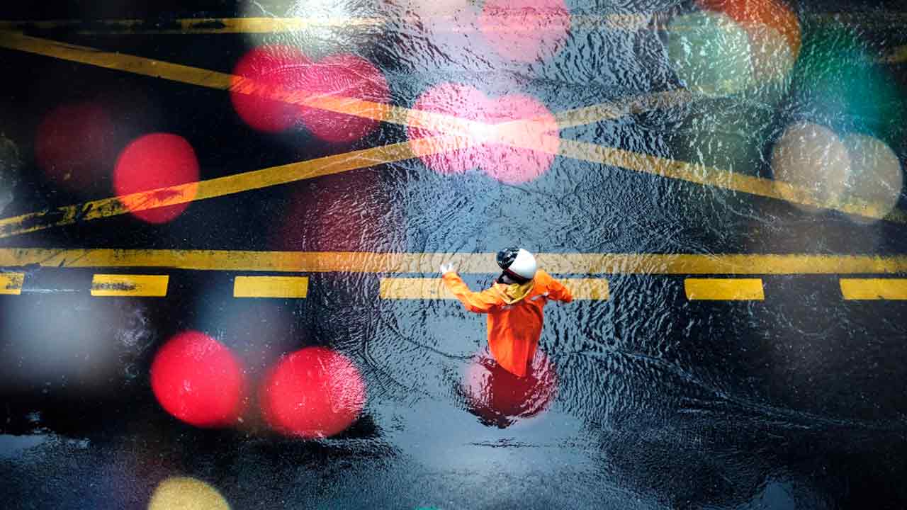 Berteduh di bawah flyover