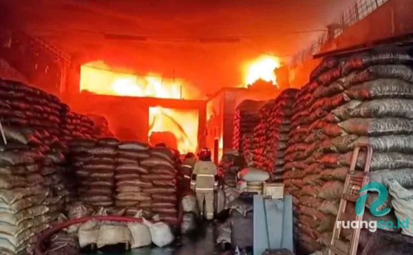 Kebakaran Gudang Kemiri Surabaya