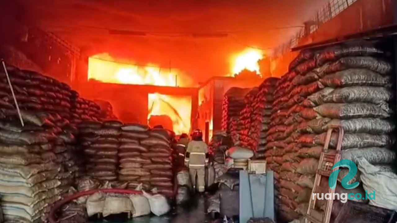 Kebakaran Gudang Kemiri Surabaya
