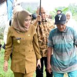 Wakil Bupati Sidoarjo Bantu Lansia