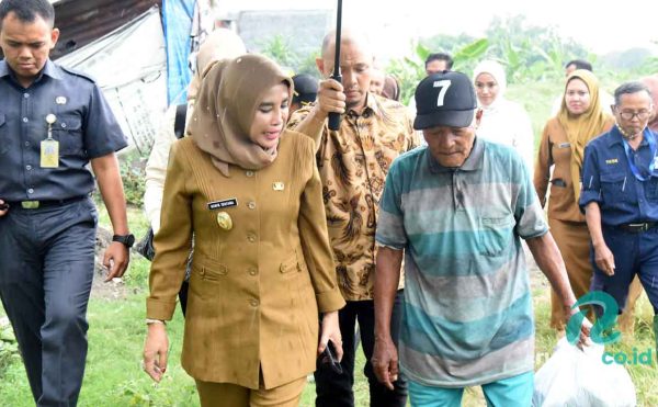 Wakil Bupati Sidoarjo Bantu Lansia
