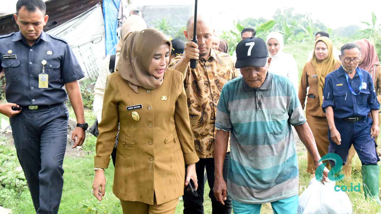 Wakil Bupati Sidoarjo Bantu Lansia