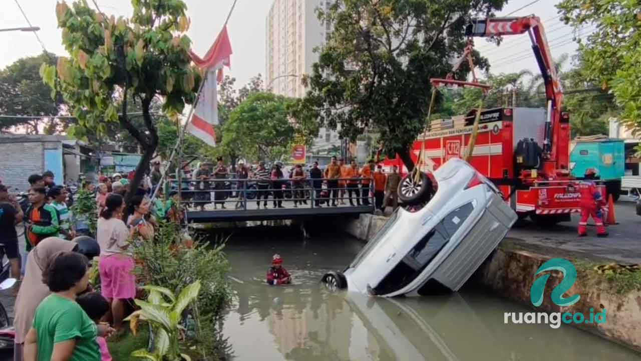 Kecelakaan Pajero Sport di Surabaya