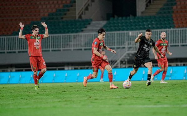 Pemain Persebaya, dan Dewa United, Saat Bertanding di Liga 1 2025. (c) Persebaya Official