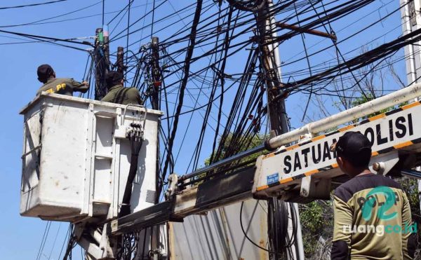 Pencabutan kabel ilegal Surabaya