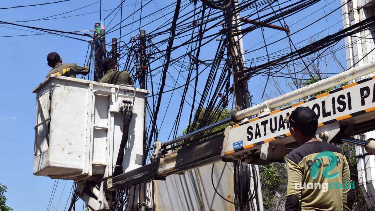Pencabutan kabel ilegal Surabaya