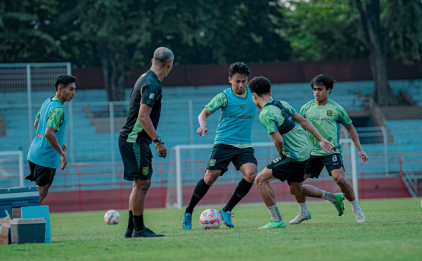 Pemain Persebaya Berlatih dalam Persiapan Menghadapi Persik Kediri. (Dok. Official Persebaya)