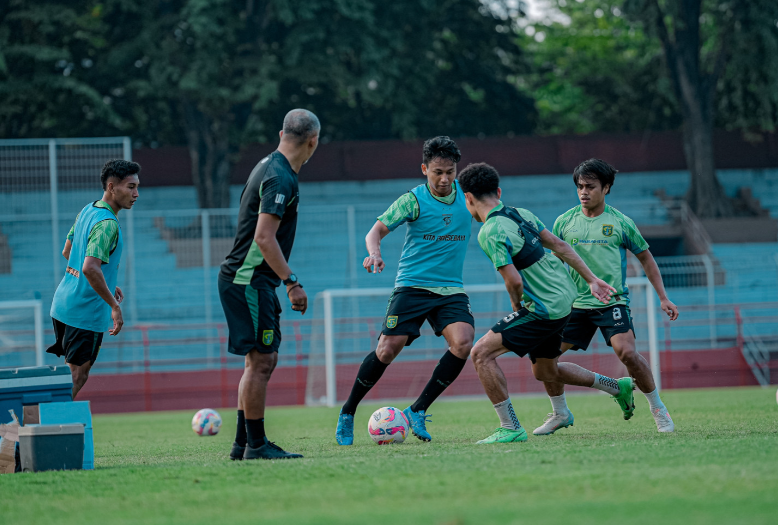 Pemain Persebaya Berlatih dalam Persiapan Menghadapi Persik Kediri. (Dok. Official Persebaya)
