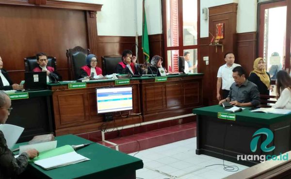 PN Surabaya tunda putusan