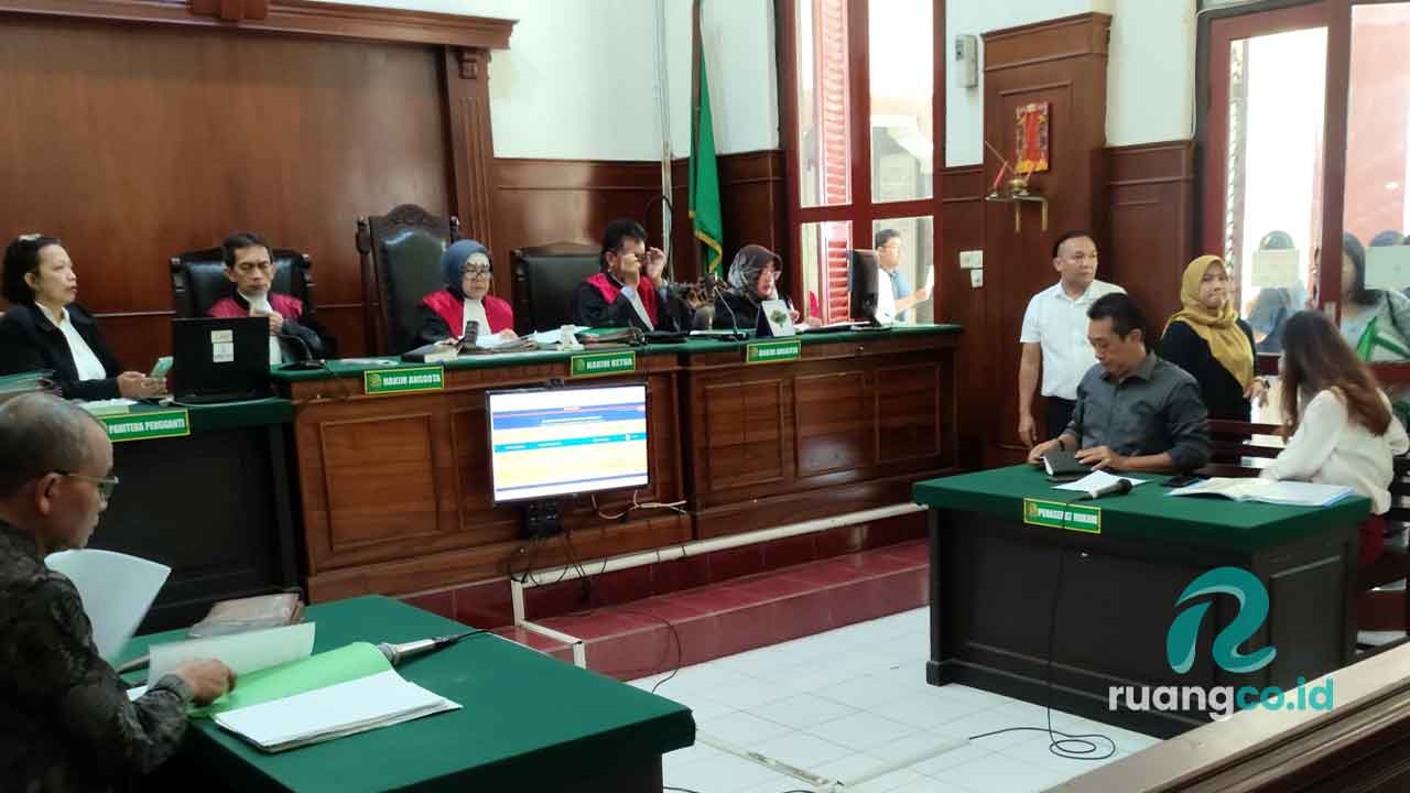 PN Surabaya tunda putusan