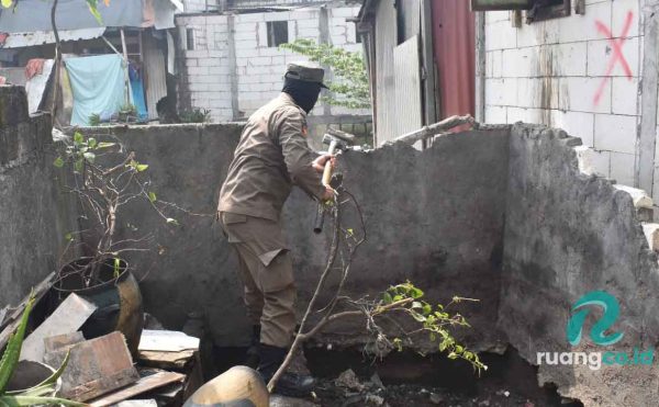 Satpol PP Surabaya Tertibkan