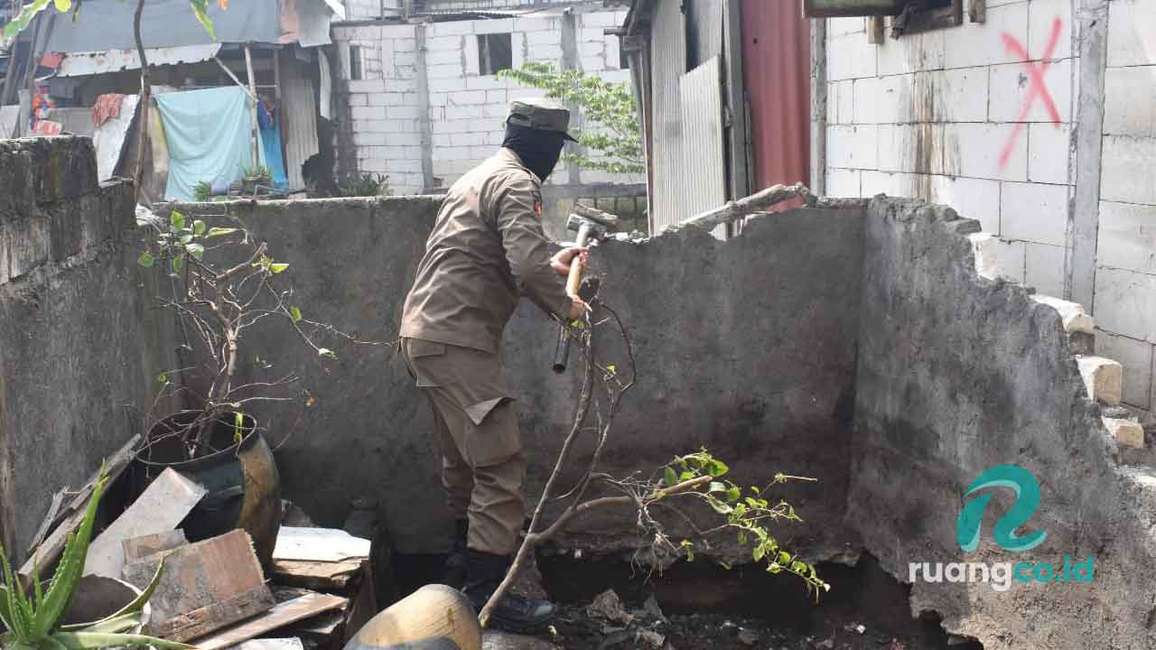 Satpol PP Surabaya Tertibkan
