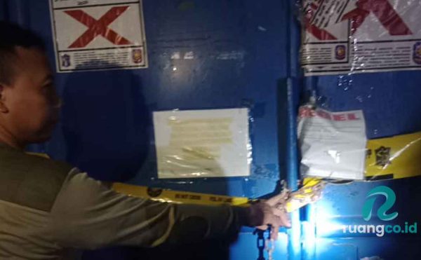 Gudang ilegal Surabaya