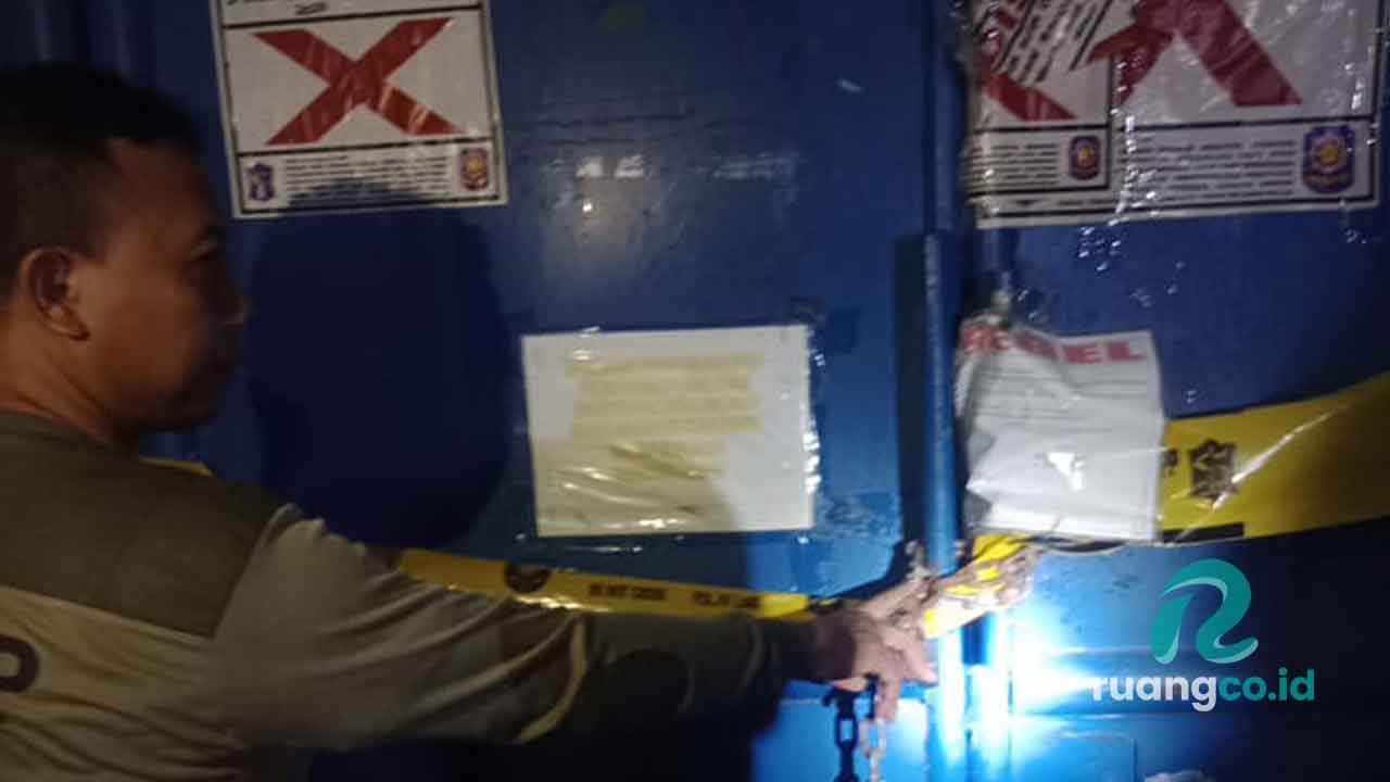 Gudang ilegal Surabaya