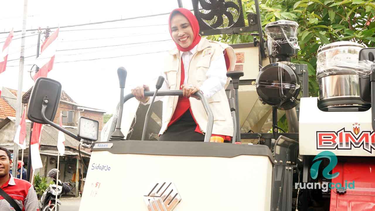 Kementan Serahkan 15 Handtractor