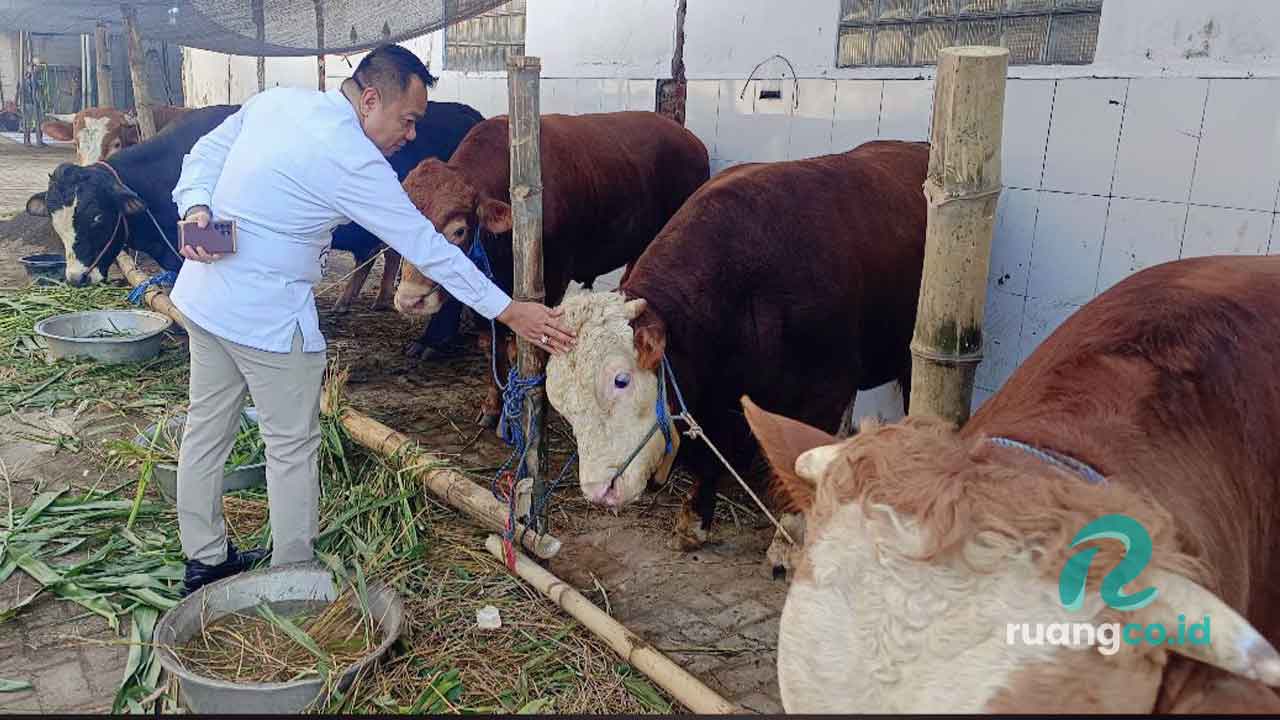 Cak YeBe Bagikan 4000 Paket Daging Kurban di Surabaya