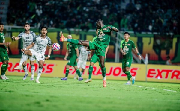 Flavio Silva menjadi Salah satu Pemain Persebaya yang dipertahankan untuk musim 2025-2026. (c) OfficialPersebaya