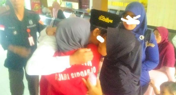 Tangis Istri Sidang Ginjal