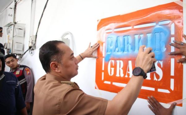 Penertiban parkir rumah makan Surabaya