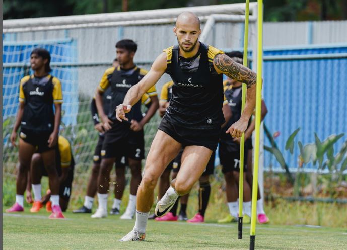 Risto Mitrevski akan bergabung dengan Persebaya Surabaya untuk musim Liga 1 2025–2026.(c) Instagram @riki_mitrevski