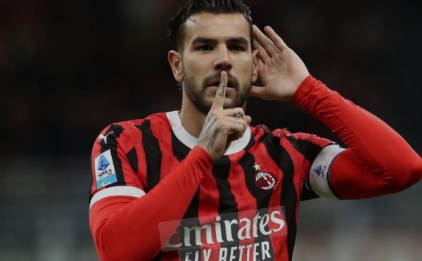 Theo Hernandez saat membela AC Milan musim 2024/2025 (Istimewa)