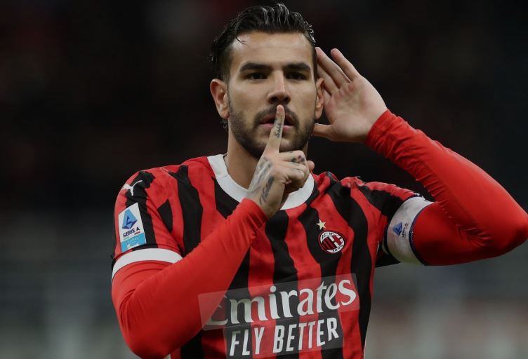 Theo Hernandez saat membela AC Milan musim 2024/2025 (Istimewa)